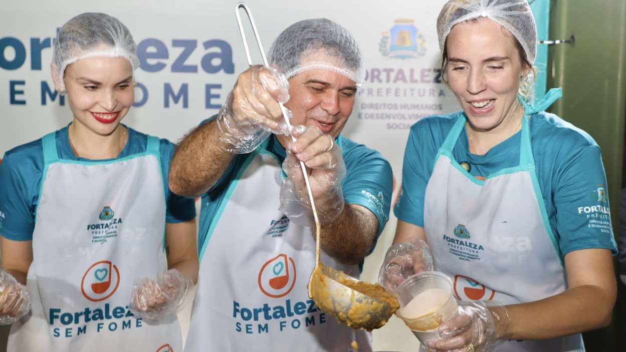 grupo de pessoas posa para a foto